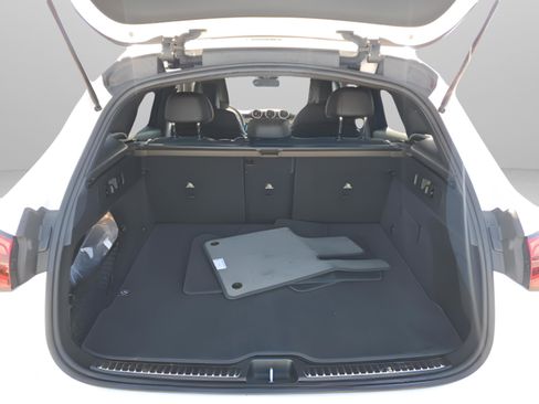 Used 2025 Mercedes-Benz GLC 300 image 8