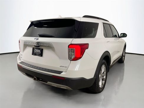 Used 2021 Ford Explorer XLT w/ Equipment Group 202A AWD/4WD image 13