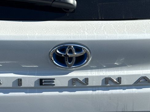 Used 2025 Toyota Sienna Limited image 47