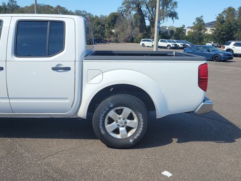 Used 2011 Nissan Frontier SV image 4