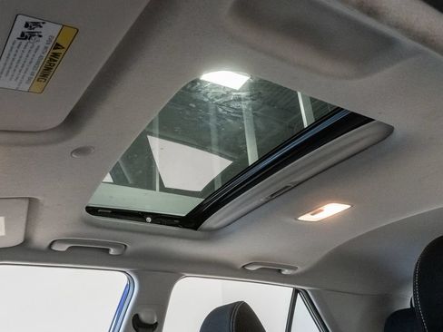 Used 2025 Hyundai Venue SEL FWD image 9
