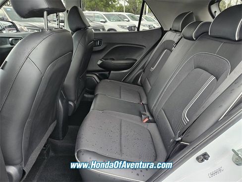 Used 2022 Hyundai Venue Limited image 7