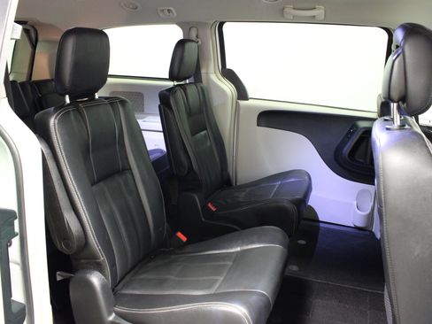 Used 2014 Chrysler Town & Country Touring image 15