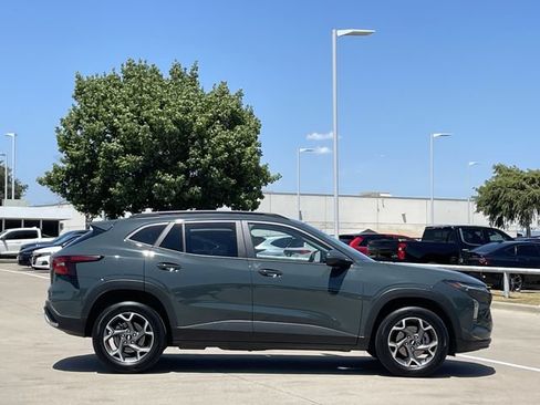 Used 2025 Chevrolet Trax LT FWD image 3