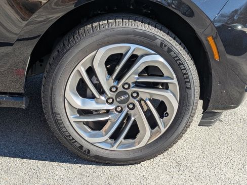 Certified 2025 Lincoln Navigator Reserve image 13