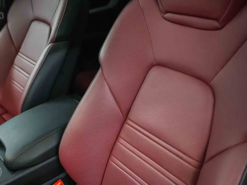 Used 2024 Porsche Cayenne AWD/4WD image 30