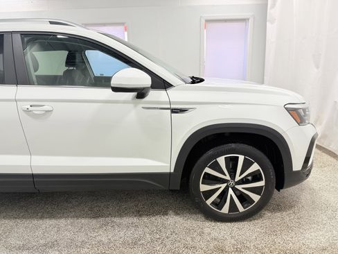 Used 2023 Volkswagen Taos SE w/ Panoramic Sunroof Package image 8