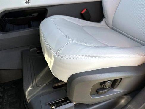 New 2026 Land Rover Defender 110 X-Dynamic SE image 18