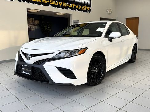 Used 2018 Toyota Camry SE w/ Moonroof Package image 2