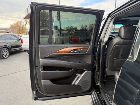 Used 2019 Cadillac Escalade ESV Luxury image 25