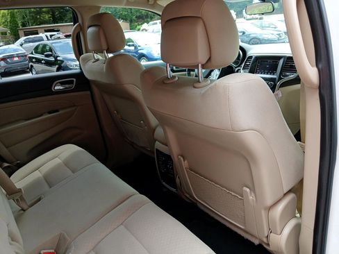 Used 2021 Jeep Grand Cherokee Laredo image 14