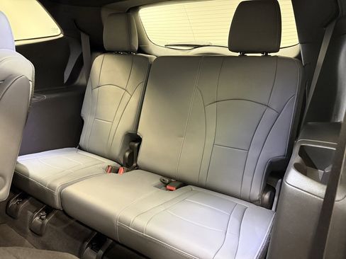 Used 2023 Buick Enclave Essence image 23