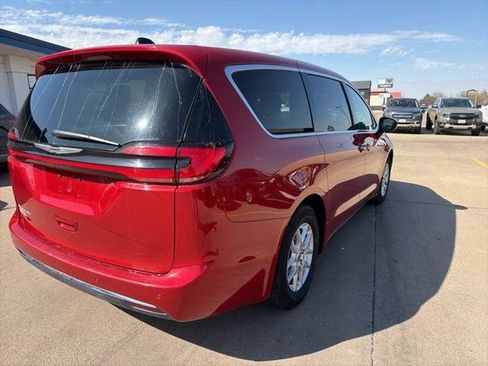 Used 2025 Chrysler Pacifica Select FWD image 7