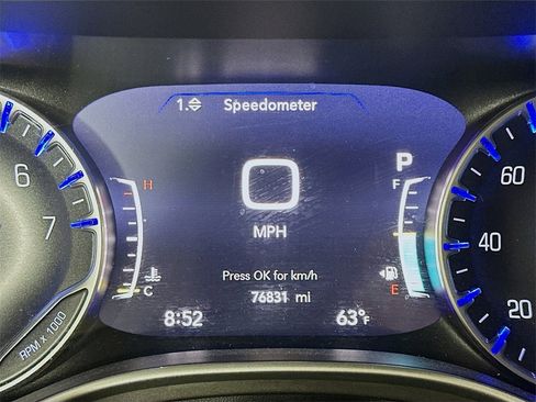 Used 2022 Chrysler Pacifica Touring-L image 15