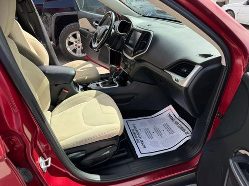 Used 2016 Jeep Cherokee Latitude w/ Cold Weather Group AWD/4WD image 12