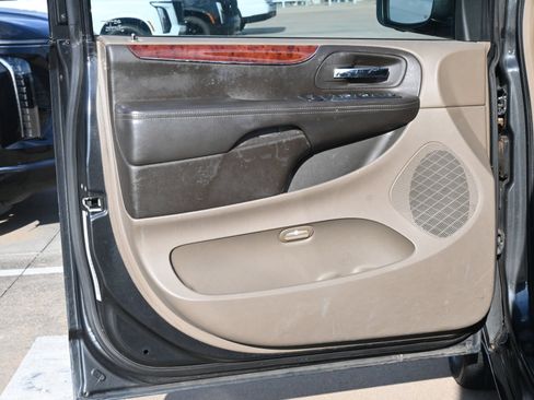 Used 2012 Chrysler Town & Country Touring-L w/ Entertainment Group #2 FWD image 19
