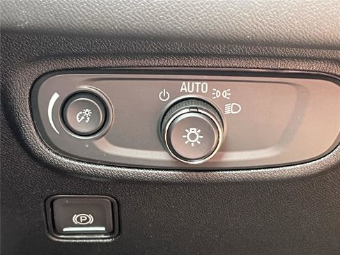 Used 2024 GMC Terrain SLE image 23