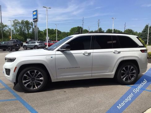 Used 2024 Jeep Grand Cherokee Overland w/ Luxury Tech Group IV AWD/4WD image 12