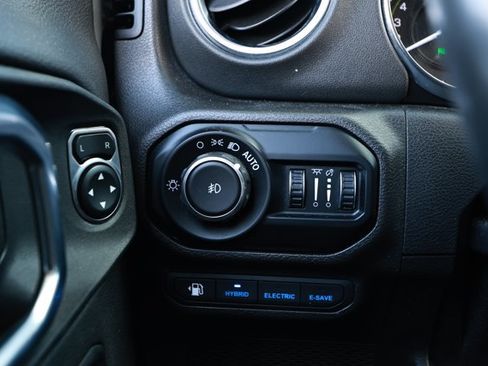Used 2021 Jeep Wrangler Unlimited Sahara AWD/4WD image 15