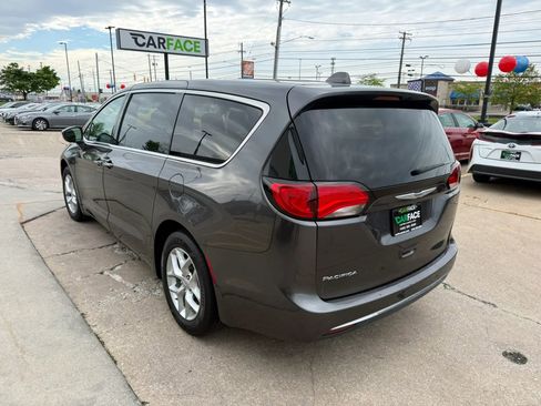 Used 2019 Chrysler Pacifica Touring Plus w/ Tire & Wheel Group FWD image 8