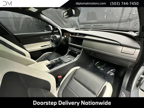 Used 2018 Jaguar XF S RWD image 19