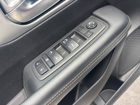 Used 2024 Chrysler Pacifica Select image 23