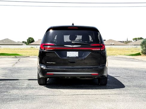 Used 2024 Chrysler Pacifica Touring-L FWD image 11