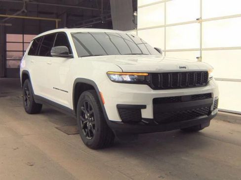 Used 2024 Jeep Grand Cherokee L Laredo image 4