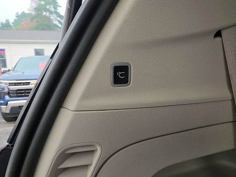 Used 2023 Chrysler Pacifica Limited FWD image 32