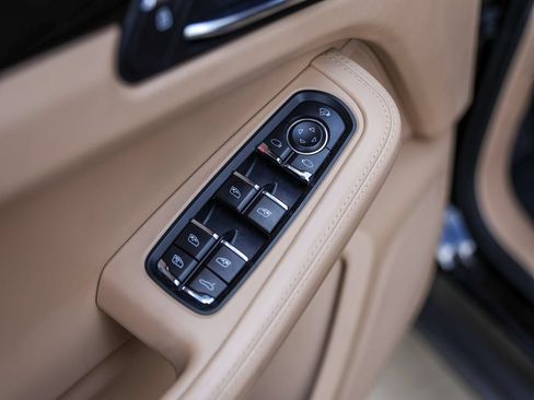 Certified 2023 Porsche Macan AWD/4WD image 30