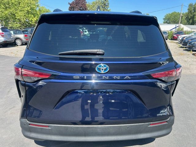 Used 2021 Toyota Sienna XLE FWD image 3