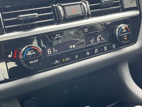 New 2025 Nissan Pathfinder SV w/ SV Premium Package image 29