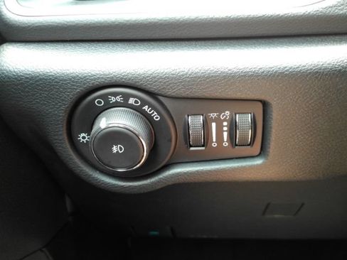 Used 2026 Chrysler Pacifica Select FWD image 38