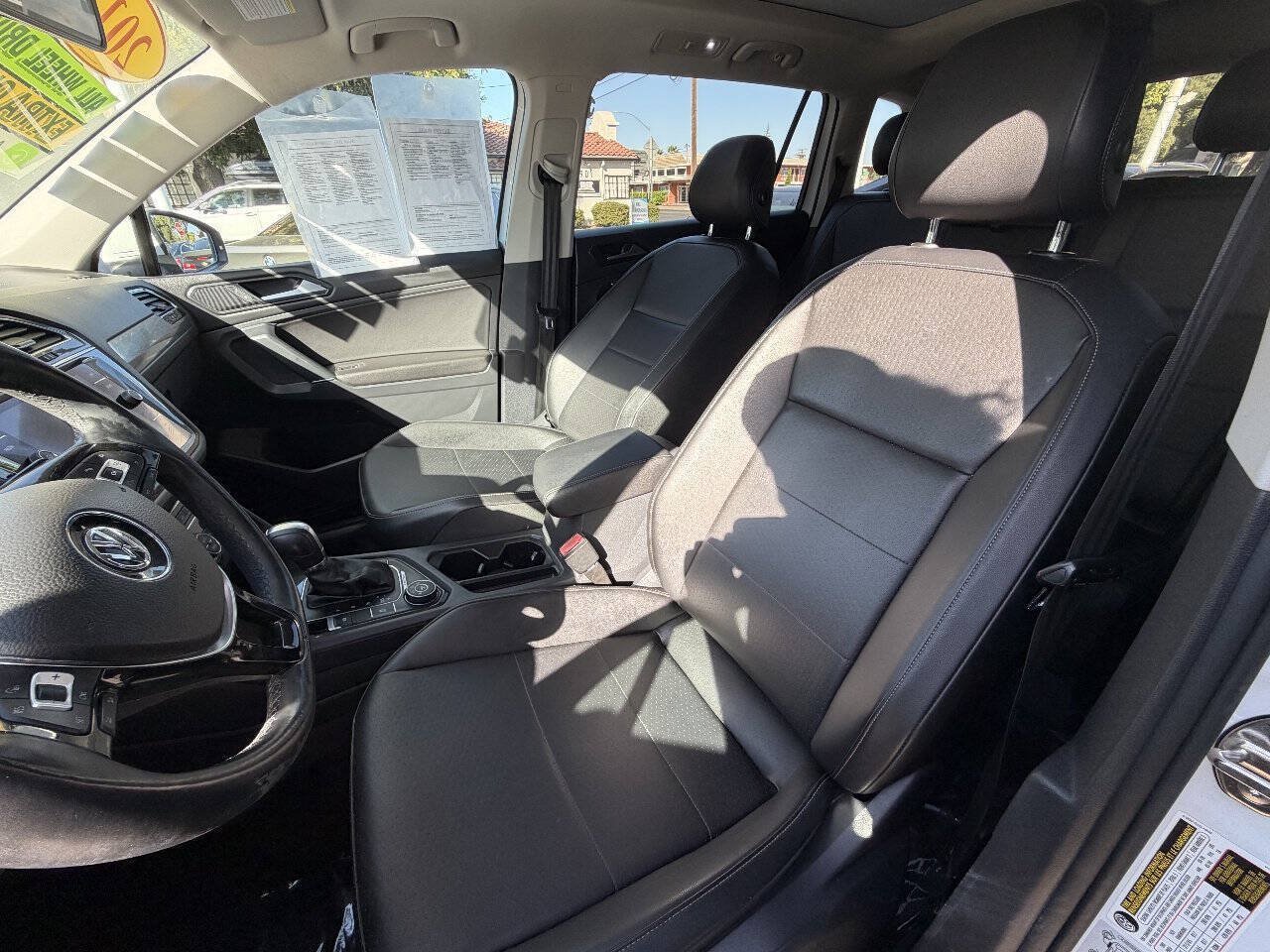 Used 2018 Volkswagen Tiguan SE w/ Panoramic Sunroof Package AWD/4WD image 16