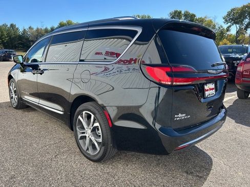 Used 2026 Chrysler Pacifica Pinnacle image 7