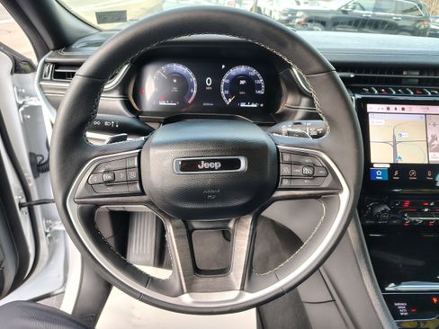 Certified 2024 Jeep Grand Cherokee Limited image 32