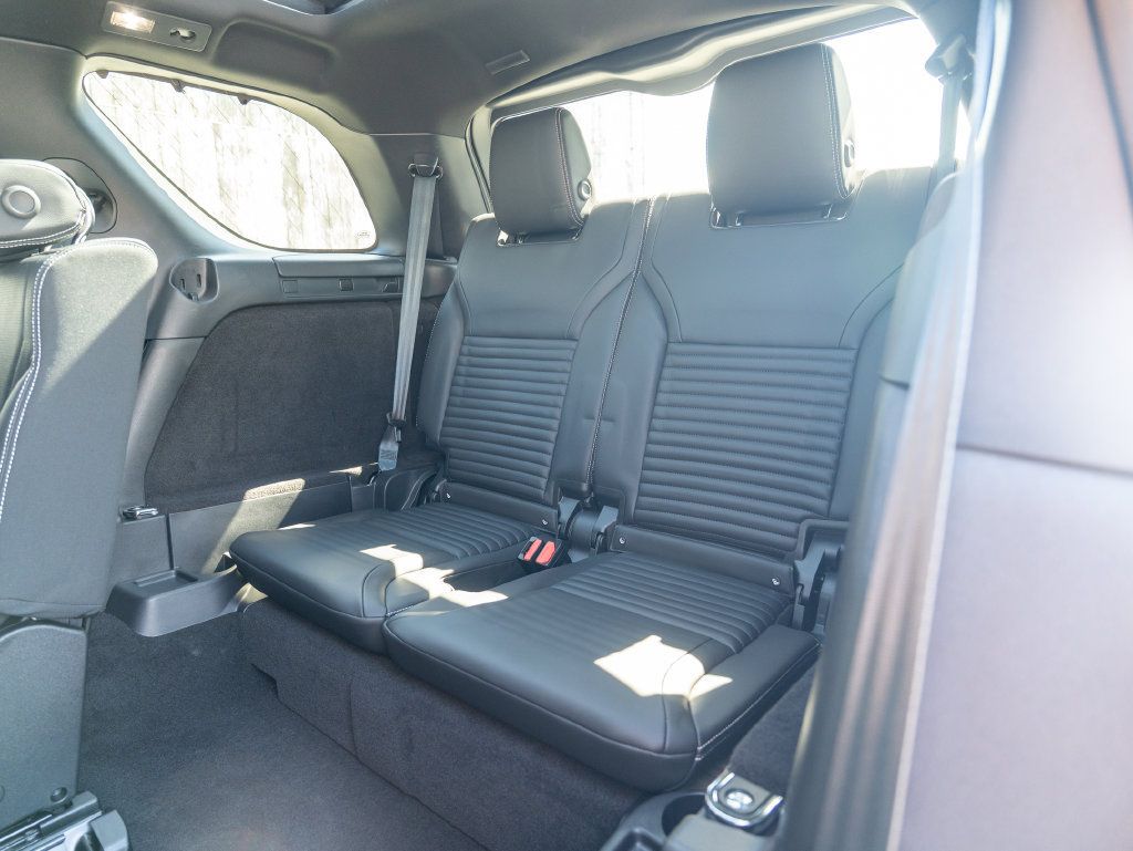 Used 2025 Land Rover Discovery S AWD/4WD image 36