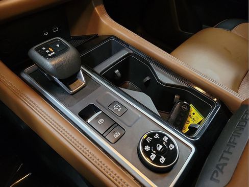 Used 2024 Nissan Pathfinder Platinum image 19