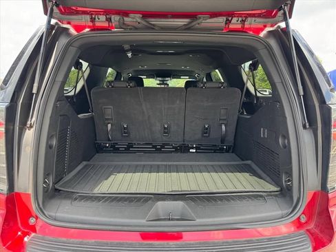 Used 2025 Chevrolet Suburban LS RWD image 9
