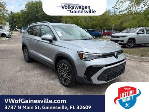 Used 2025 Volkswagen Taos SE FWD image 1