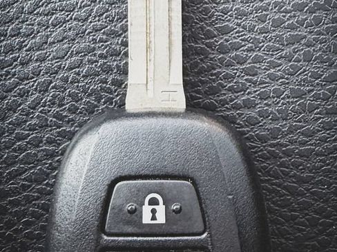 Used 2015 Toyota RAV4 XLE FWD image 5