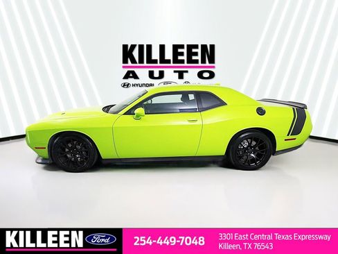 Used 2015 Dodge Challenger R/T Scat Pack w/ Scat Pack Appearance Package RWD image 4