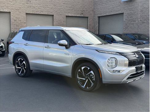 Used 2025 Mitsubishi Outlander 4WD Plug-In Hybrid image 3