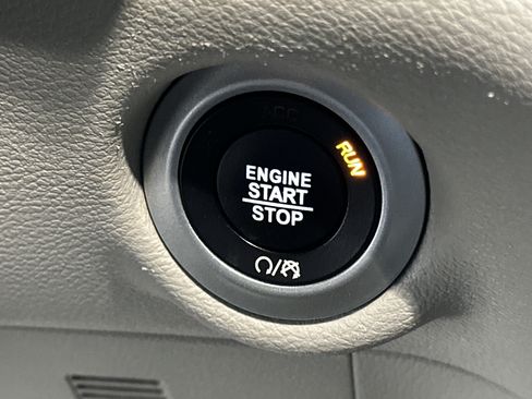 Used 2023 Chrysler Pacifica Touring-L FWD image 29