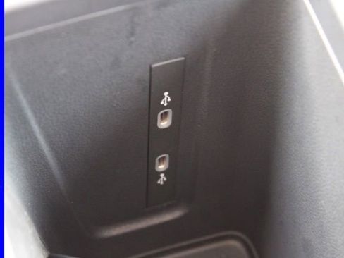 Used 2025 Volkswagen Tiguan SE w/ Panoramic Sunroof Package image 43