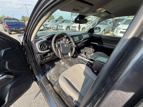 Used 2018 Toyota Tacoma SR5 AWD/4WD image 19