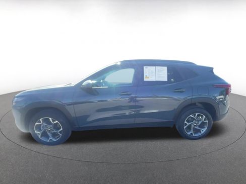 Used 2025 Chevrolet Trax LT image 9