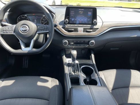 Used 2024 Nissan Altima 2.5 SV FWD image 12