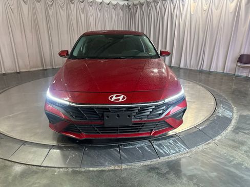 Used 2025 Hyundai Elantra SE w/ Cargo Package FWD image 2