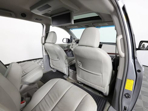 Used 2014 Toyota Sienna XLE w/ XLE Premium Package FWD image 20